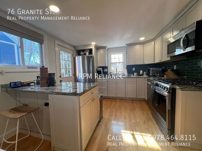 Foto del edificio - Charming 4-Bedroom Home with Brand New Mas...