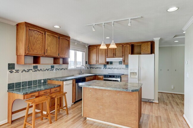 Foto del edificio - Spacious 2-Story Split-Level Home with Wat...