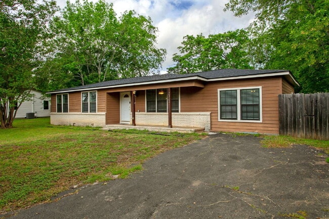 Building Photo - 2304 Staunton Dr