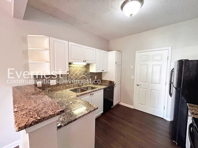 Foto del edificio - 205 Spring Heights Ln
