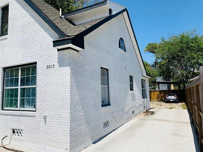 Building Photo - 3015 Cleburne St