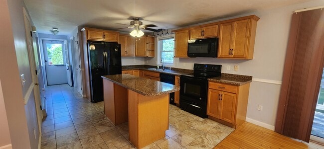 Foto del edificio - 588 Weston Rd