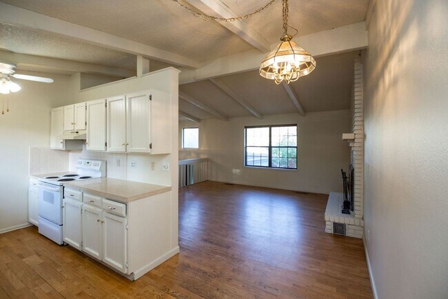 Foto del edificio - Spacious 4 Bedroom in Mid-Town Fort Collins