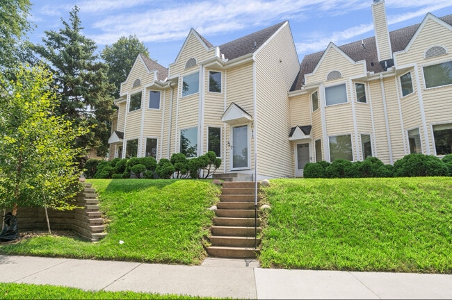 Building Photo - 412 3rd Ave NE