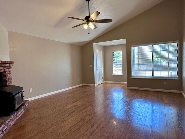 Building Photo - SOLAR HOME AVAILABLE NOW!!