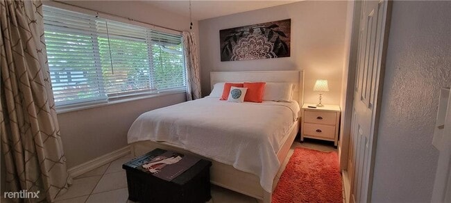 Building Photo - 2 br, 1 bath House - 3660 NE 8th Ave # North