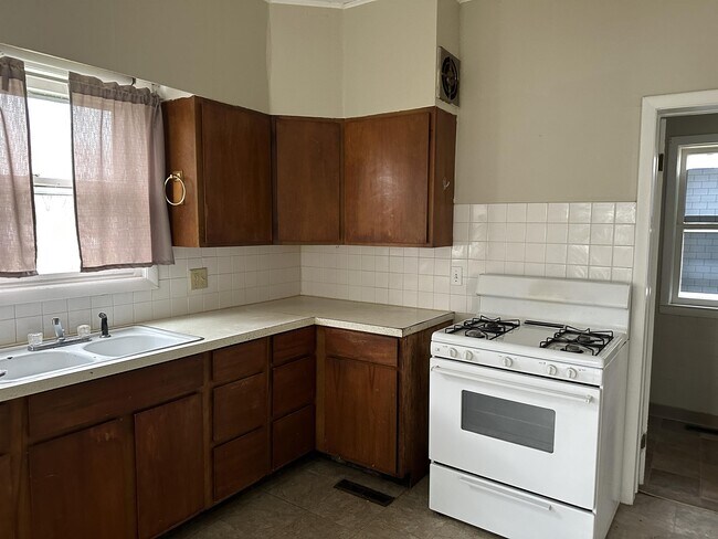 Building Photo - 902 S Blackhawk Ave