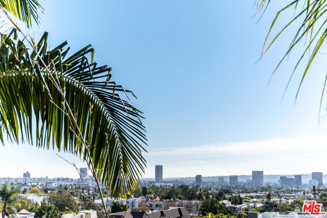 Foto del edificio - 8401 Fountain Ave