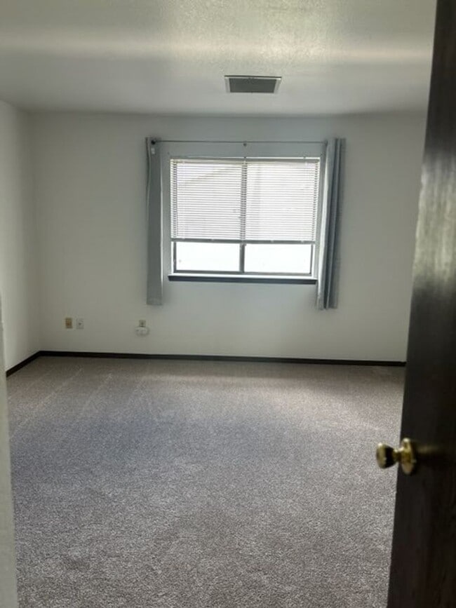 Building Photo - 93 Meadowood Dr