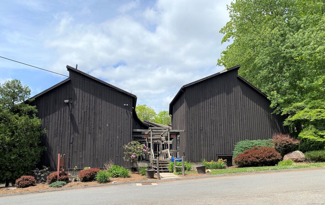 14 Country Squire Dr Unit B, Cromwell, CT 06416 Condo for Rent in Cromwell, CT