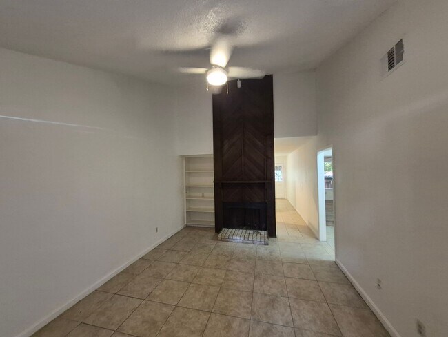 Building Photo - 13136 Los Espanada St