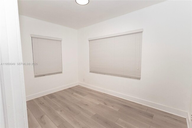 Building Photo - 111 SW 31st Ct