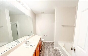 Building Photo - 221 Chapel Lake S