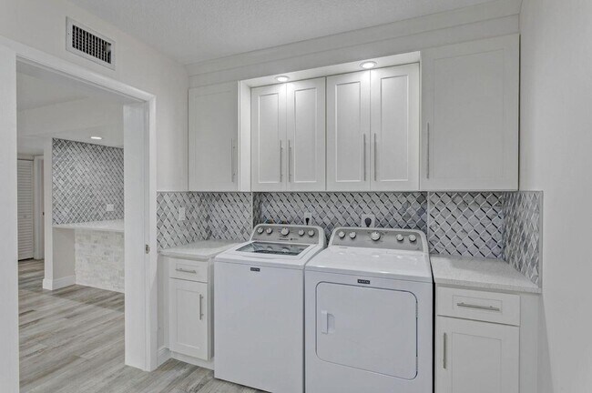 Foto del edificio - 2401 Village Blvd