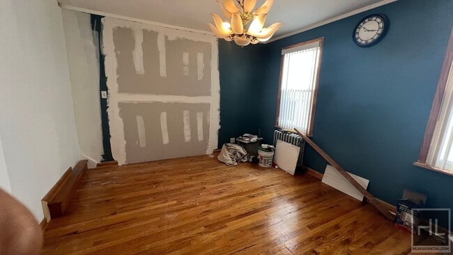 Building Photo - 687 E 46th St