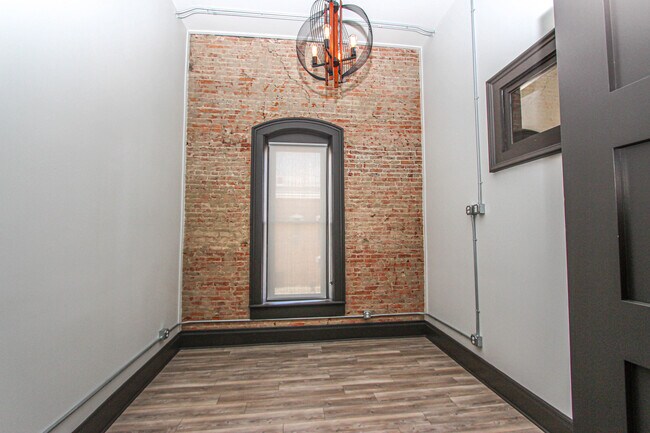 Foto del edificio - 102 S Main St