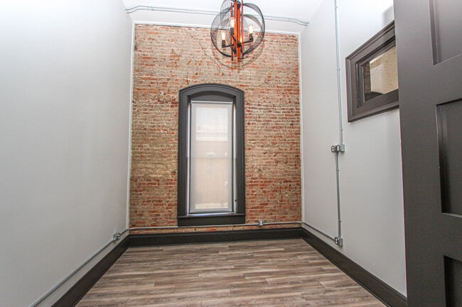 Building Photo - 102 S Main St