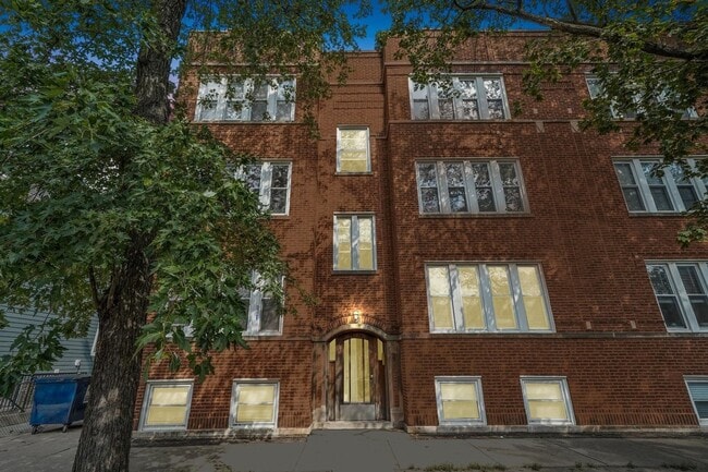 Building Photo - Spacious 2BR/2BA Rogers Park Condo with In-Unit Laundry & Central Air