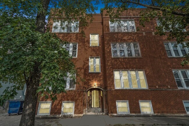 Foto del edificio - Spacious 2BR/2BA Rogers Park Condo with In-Unit Laundry & Central Air
