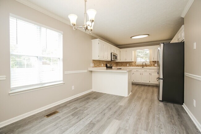 Building Photo - 2431 English Hill Dr