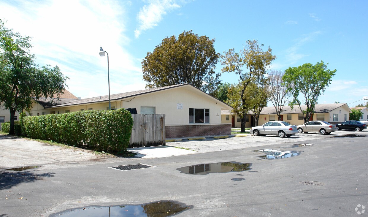 Building Photo - 400 SE 9th Ct