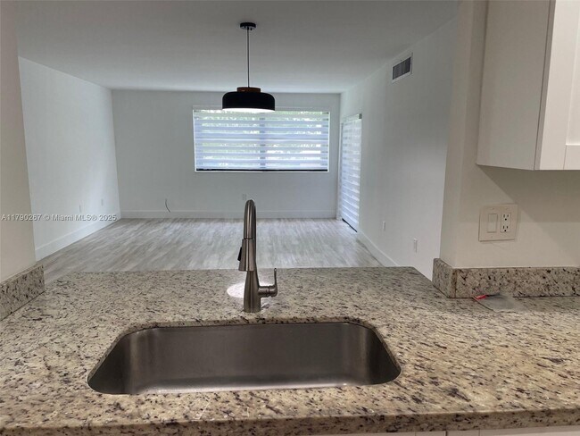 Foto del edificio - 460 W Park Dr