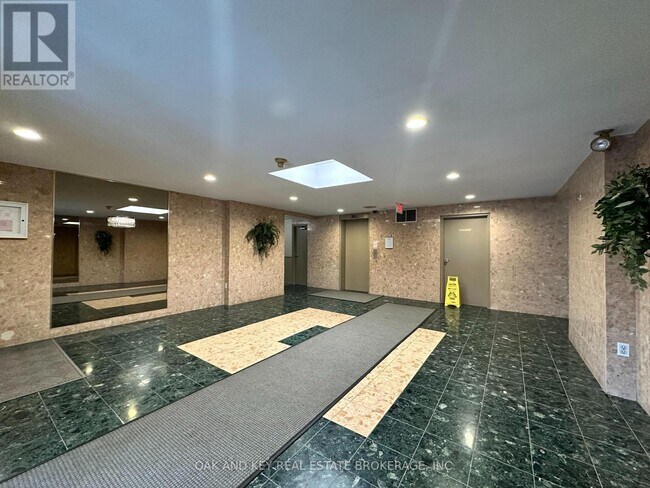 Building Photo - 77-477 Base Line Rd W