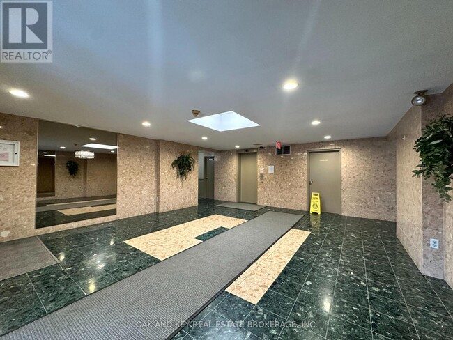 Photo du bâtiment - 77-477 Base Line Rd W