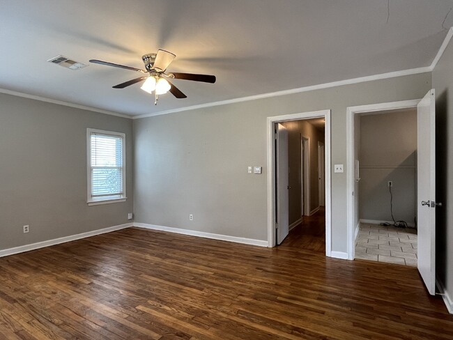 Building Photo - "Spacious 3-Bedroom Duplex with 2 Full Bat...