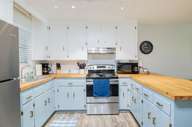 Foto del edificio - 2 Bedroom Duplex Unit on a Quiet Street off Nine Mile Rd