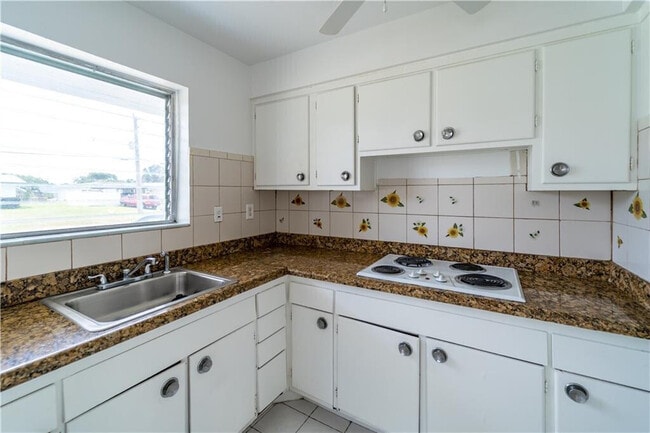 Building Photo - 1241 W River Dr