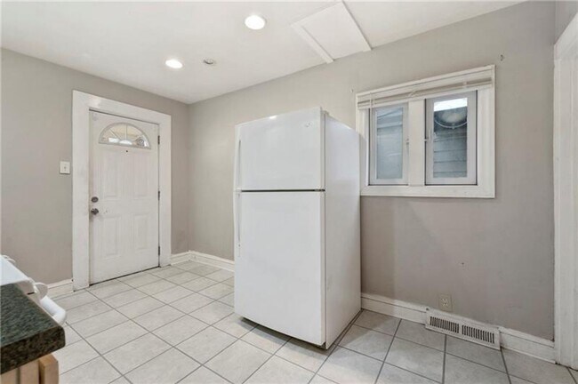 Foto del edificio - Charming 2-Bedroom Home with Tall Ceilings & Backyard Deck in Coraopolis