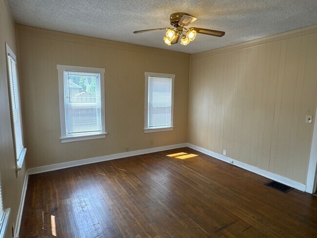Foto del edificio - 2 Bedroom 1 Bath House $795! Central Air &...