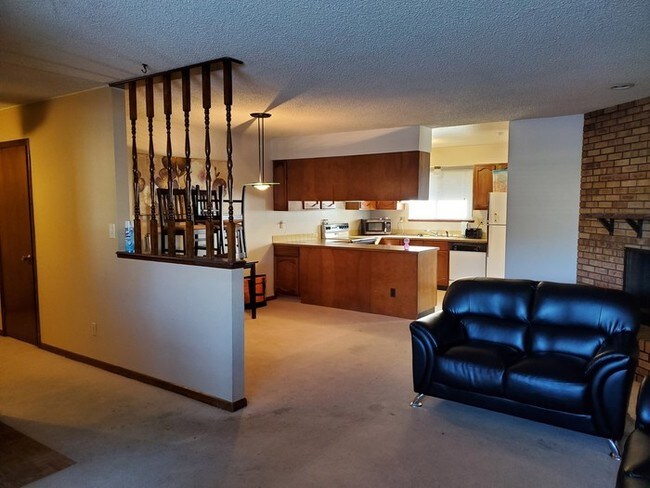 Building Photo - 909 Camelot Ct