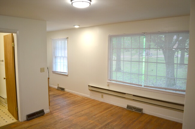 Building Photo - 19 E Clearview Dr