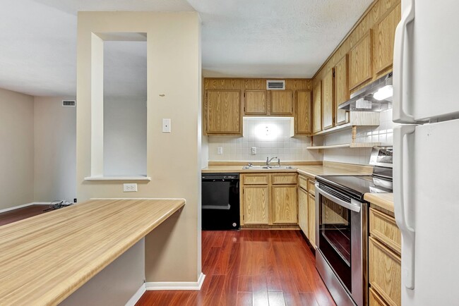 Building Photo - Tranquil Two-Bedroom Condo: Park Setting, ...