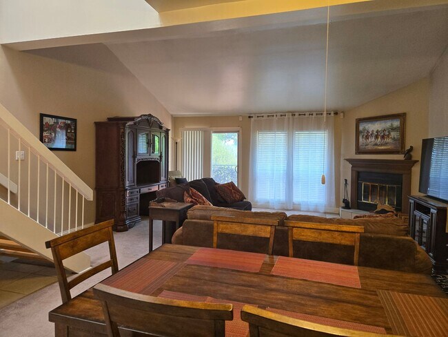 Foto del edificio - Spacious Condo With Covered parking