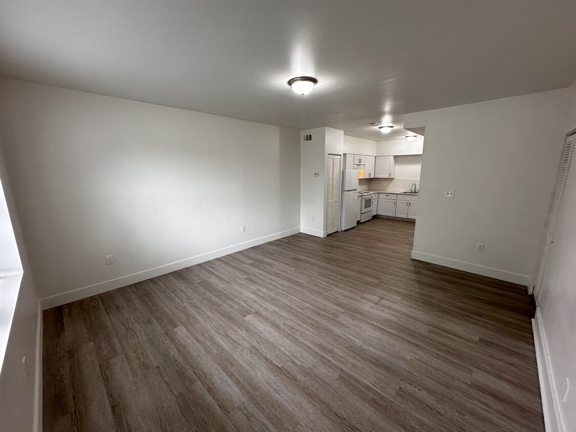 Foto principal - 4149 East Lexington Avenue