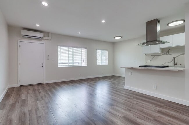 Interior Photo - 715 Marlborough Ave