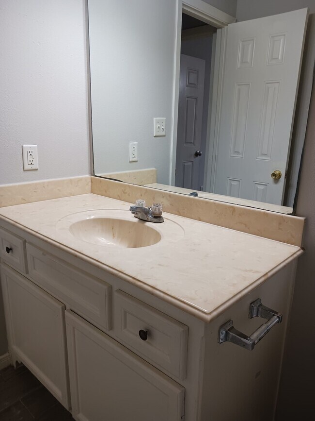 Building Photo - 118 Lindley Dr