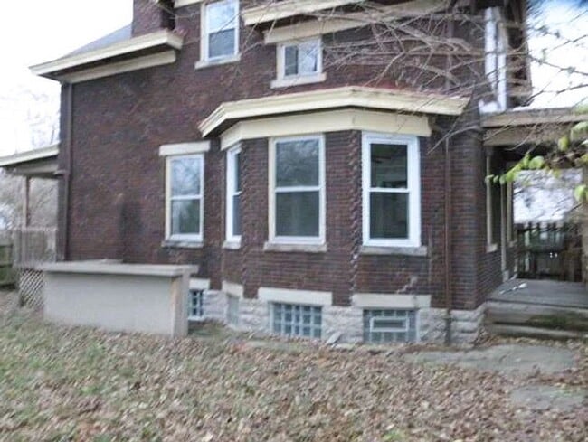 Building Photo - 635 Straight St