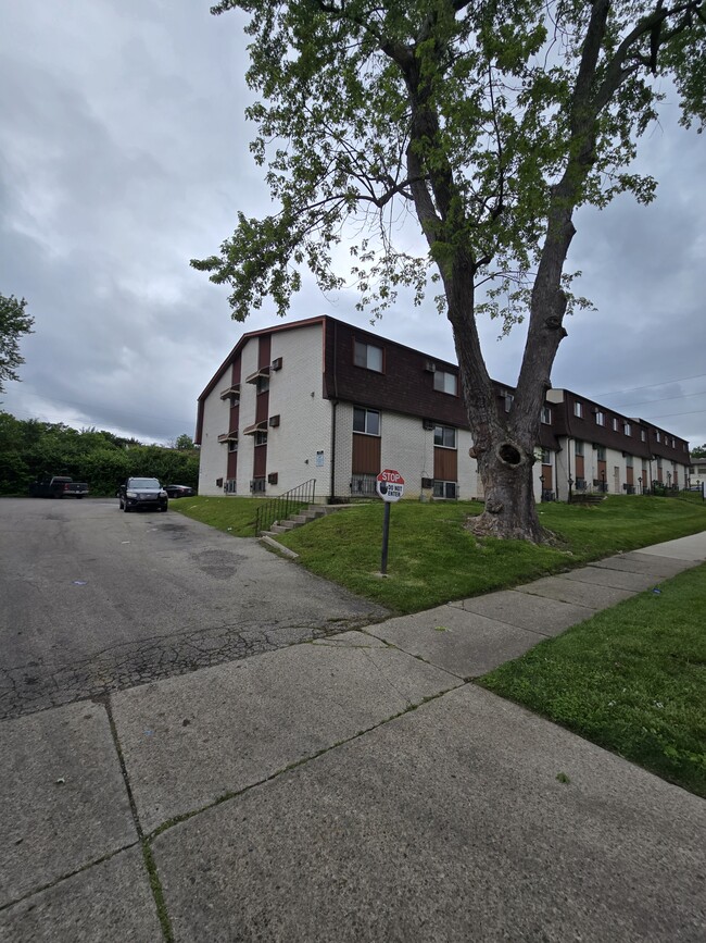 Building Photo - 4644 Burkhardt Ave