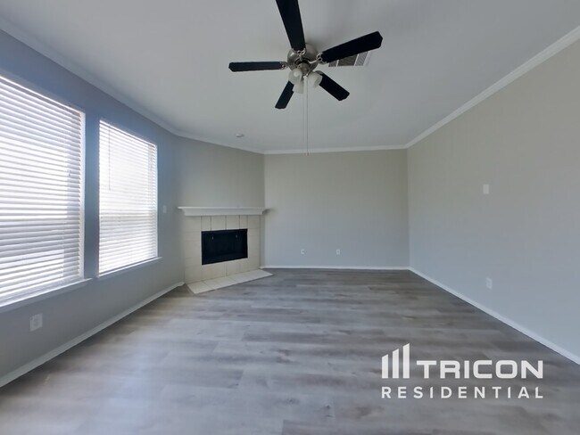 Building Photo - 421 Emerald Creek Dr