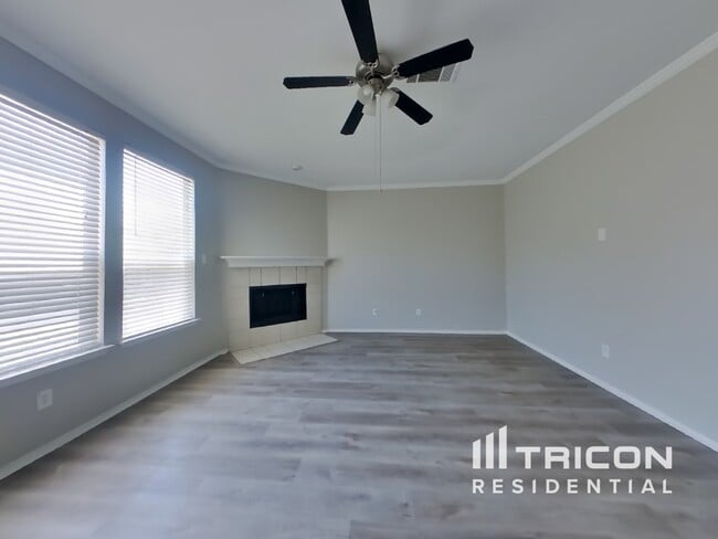 Foto del edificio - 421 Emerald Creek Dr