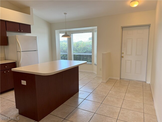 Foto del edificio - 832 Diplomat Pkwy E