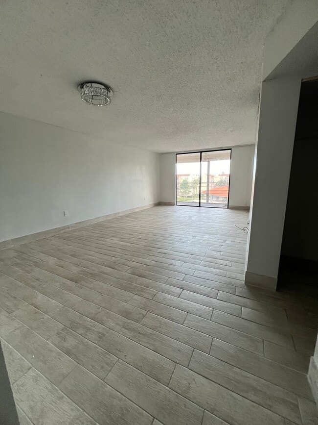 Foto del edificio - Great unit with pool view, pretty tile flooring.