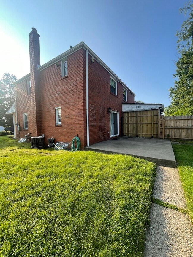 Building Photo - Townhouse on Spacious Corner Lot