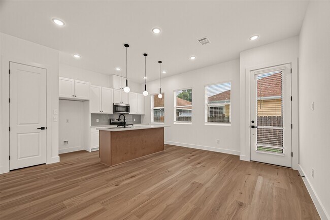 Building Photo - 4806 Carmen St
