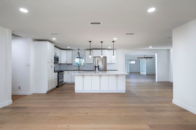 Building Photo - GORGEOUS Remodeled and Upgraded Beautiful ...