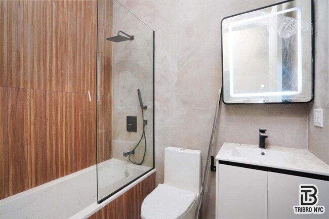 Building Photo - 3 bedroom in Brooklyn NY 11206